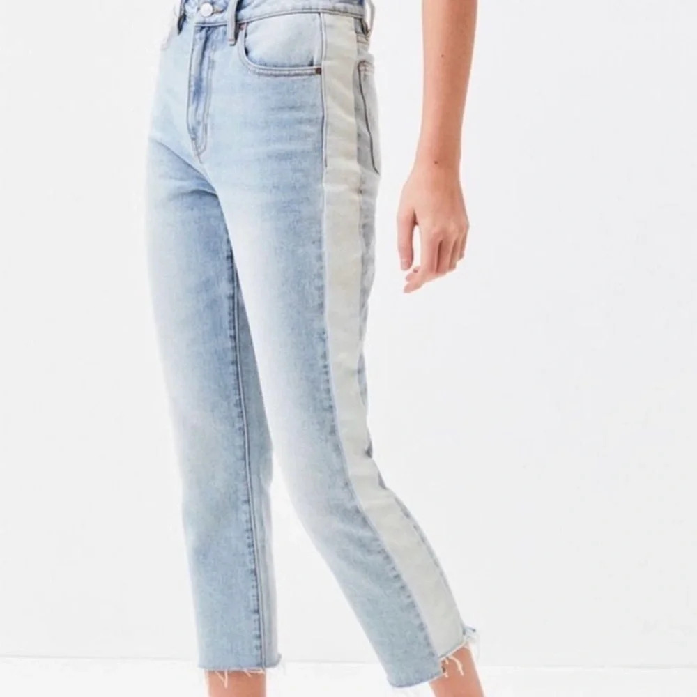 PacSun Light Wash High Rise Mom Jeans Side Stripe Raw Hem Size 27 (actual 28x25)